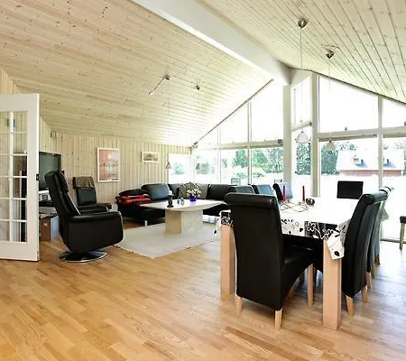Four-bedroom Holiday In 9 *