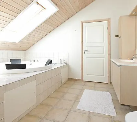 Four-bedroom Holiday In 9 Casa vacanze Rødby